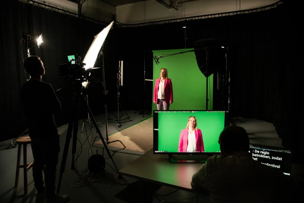 Eigen Blender Media-studioruimte tijdens een greenscreen-opname met camera’s, belichting en zwarte theaterdoeken