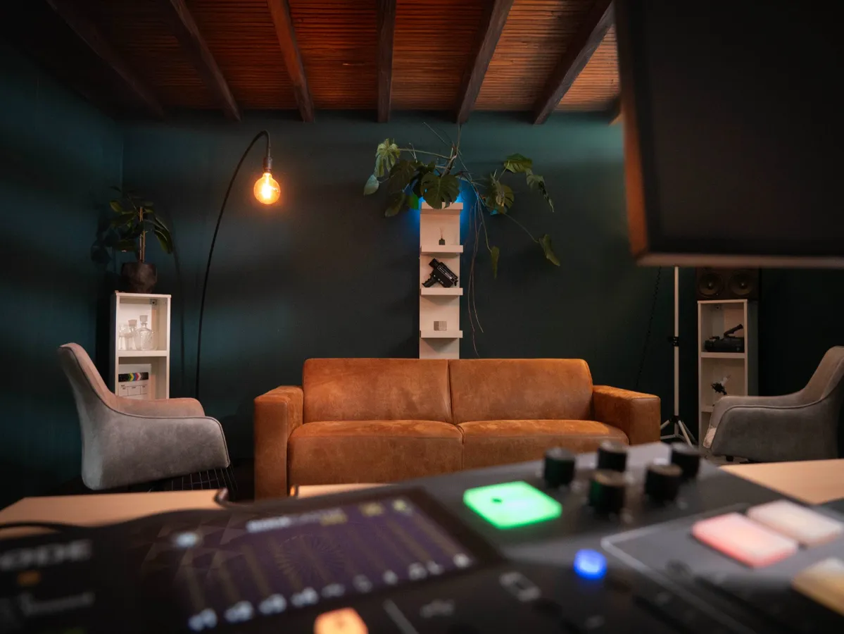 Cine Chefs podcastset met bank, twee stoelen, groene wand en audioapparatuur