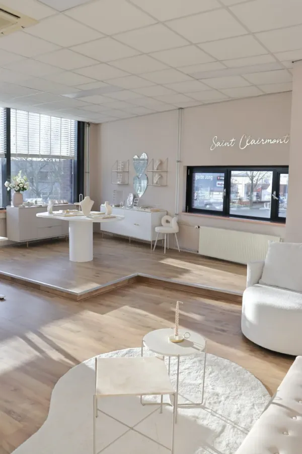 Overzicht van Daylight Studio Clairmont met daglicht, meubels en het gedeelde sieradenatelier