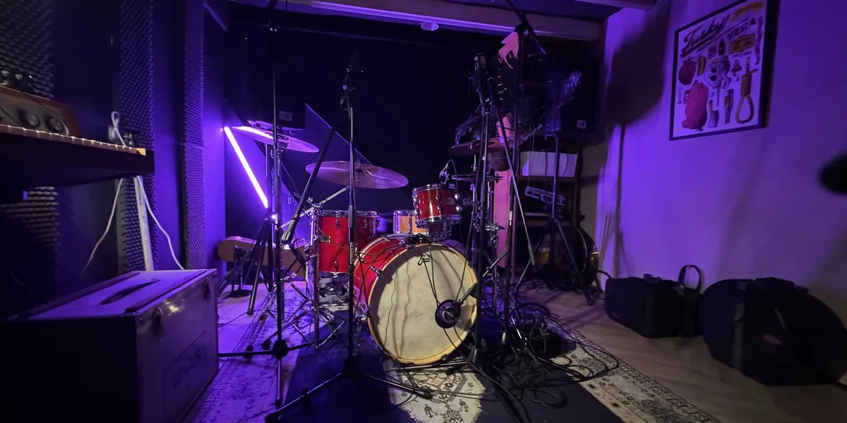 Opnameruimte van Cloudhead Recordings met drumstel en microfoons