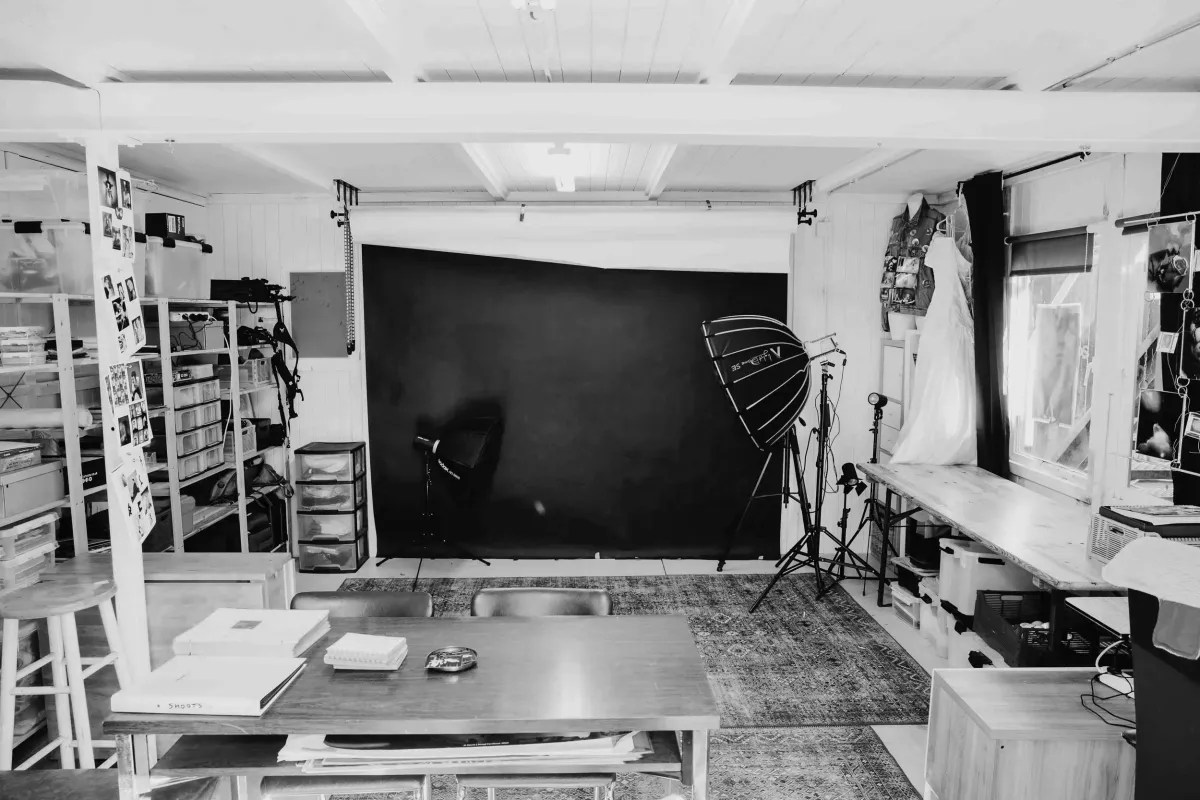 Werkatelier en fotostudio M3 met achtergronddoek, flitslicht, ramen en werktafel
