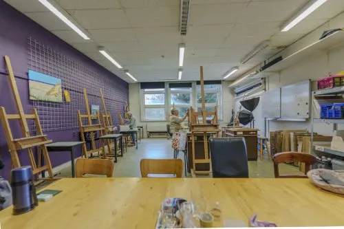 Eigen KUNSTkajuit in Woerden met grote tafel, schildersezels, ramen en fotoverlichting