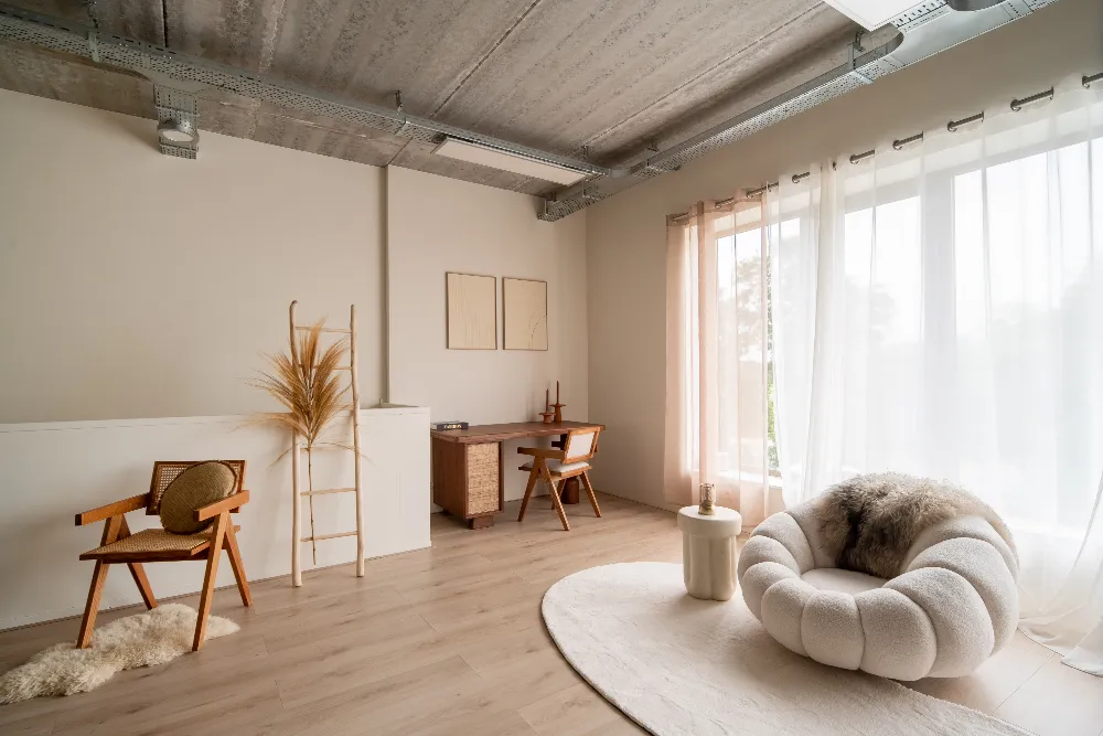 Eigen Dreamcapture-studioruimte met hoge ramen, gordijnen, stoelen en verplaatsbaar decor