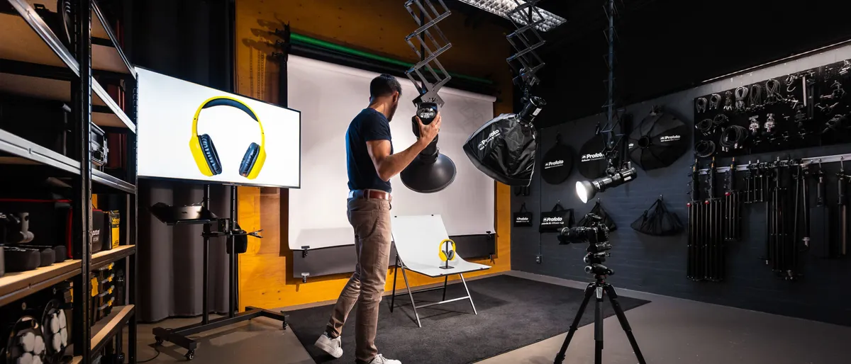 Productopstelling in de studio met verlichting, camera, achtergrond en een persoon