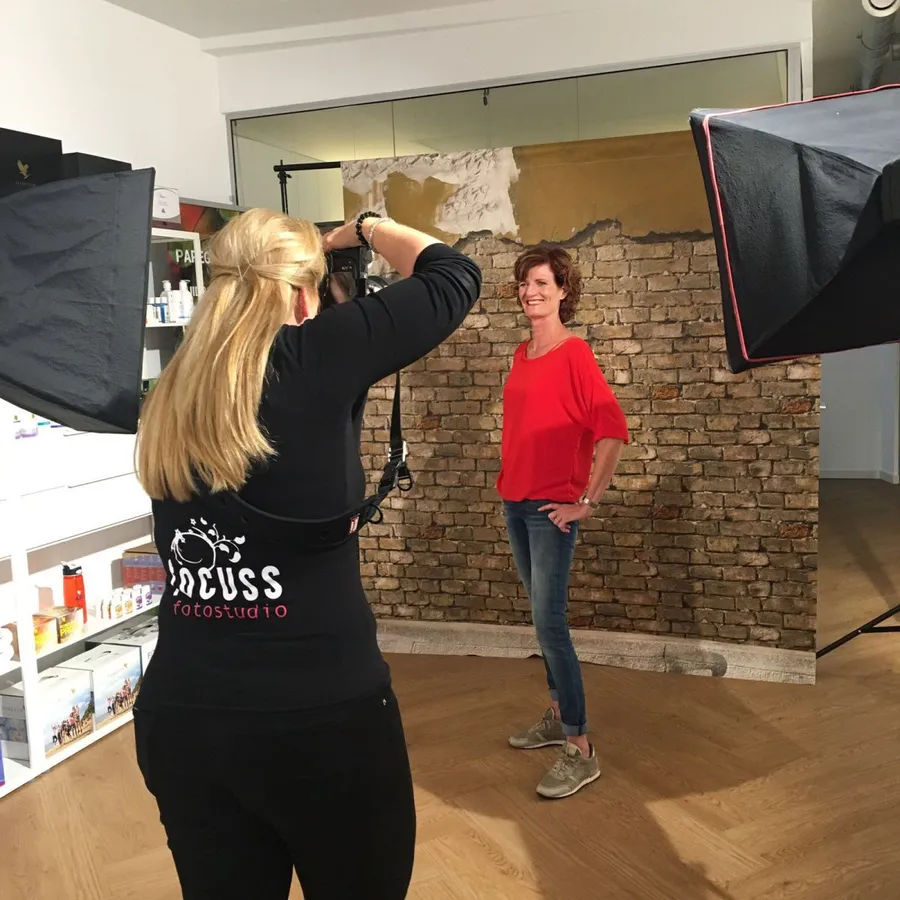 Shoot in de eigen Focuss Fotostudio met fotograaf, model, achtergrond en twee softboxen
