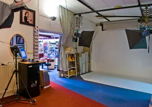 Studioruimte van Foto Studio Bongers met opnameachtergrond en belichting