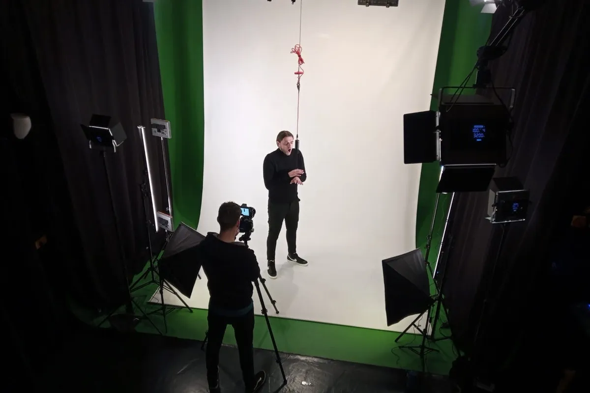 Greenscreen-opnameruimte van OOCHOO tijdens een opname, met camera en studioverlichting