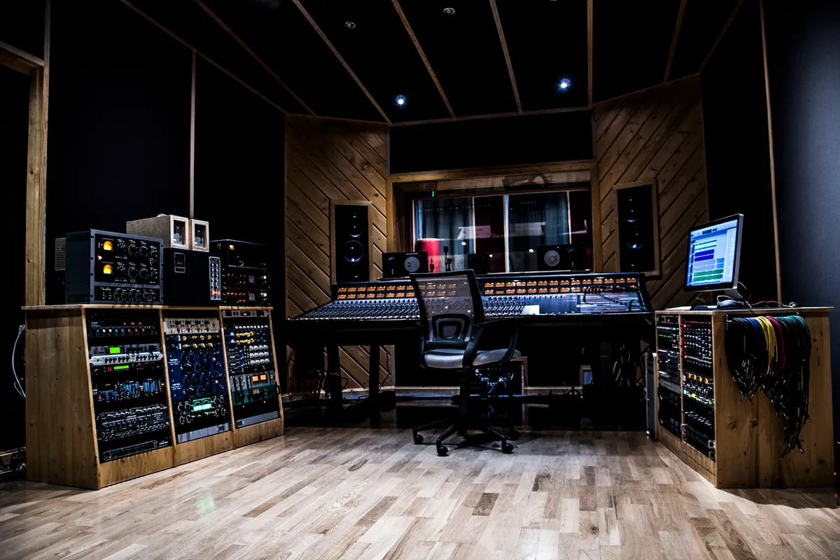 Regiekamer van HAL5 Studio met mengtafel en monitoren