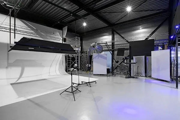 Fotostudio Jan Buwalda in Groningen met witte rondwand, lichtapparatuur en werkruimte
