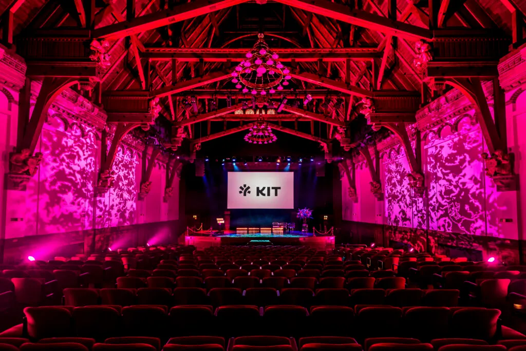 Overzicht van de Koningin Máxima zaal bij KIT met podium, verlichting en stoelen