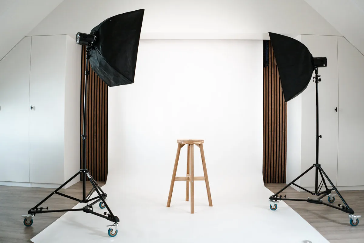 Fotostudio van La Vera in Deurne met witte achtergrond en studioflitsers