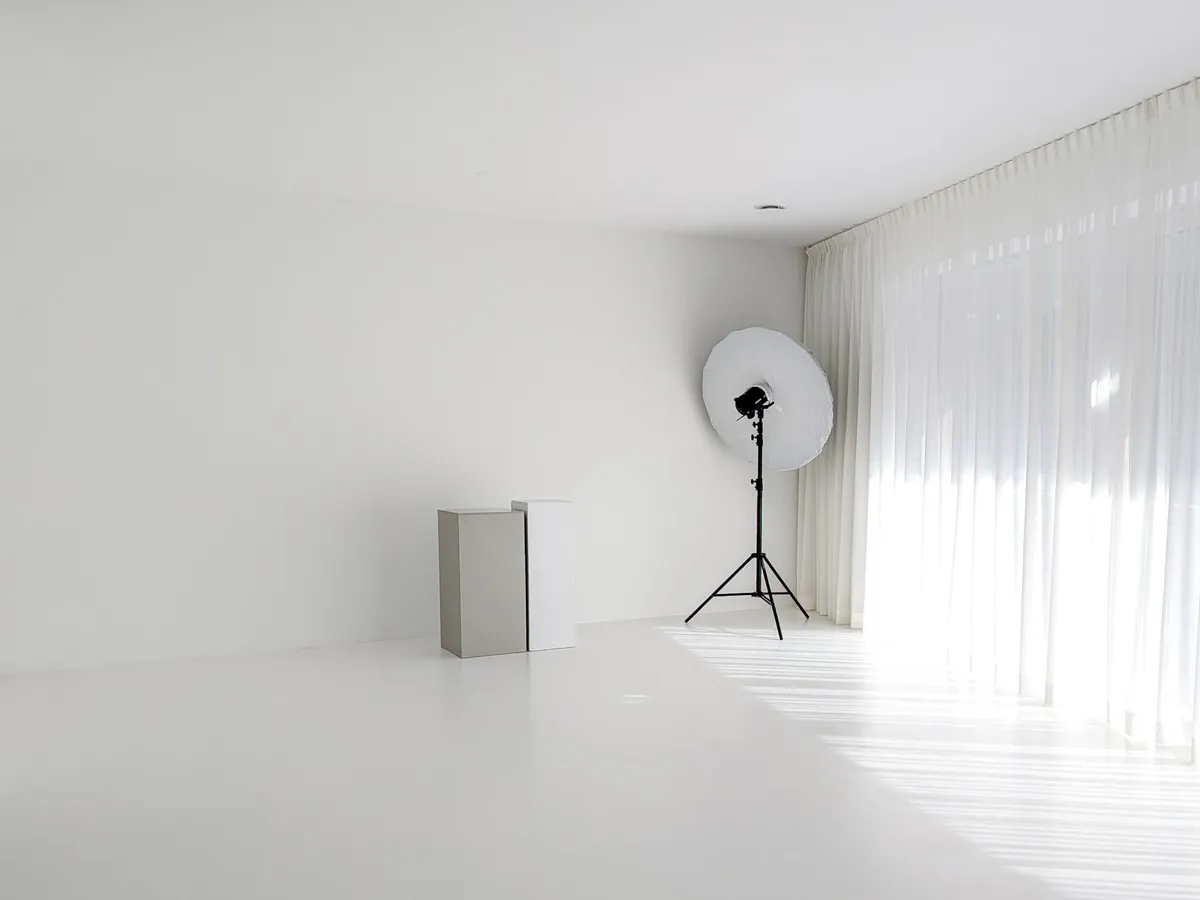 Witte opnameruimte van Loft076 met daglicht, gordijnen en studioverlichting