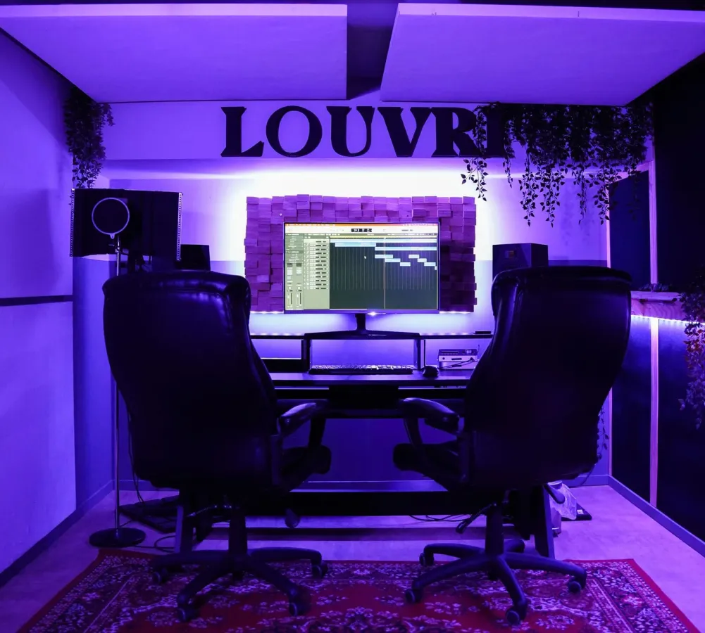 Eigen Louvri-muziekstudio A met werkplek en microfoon