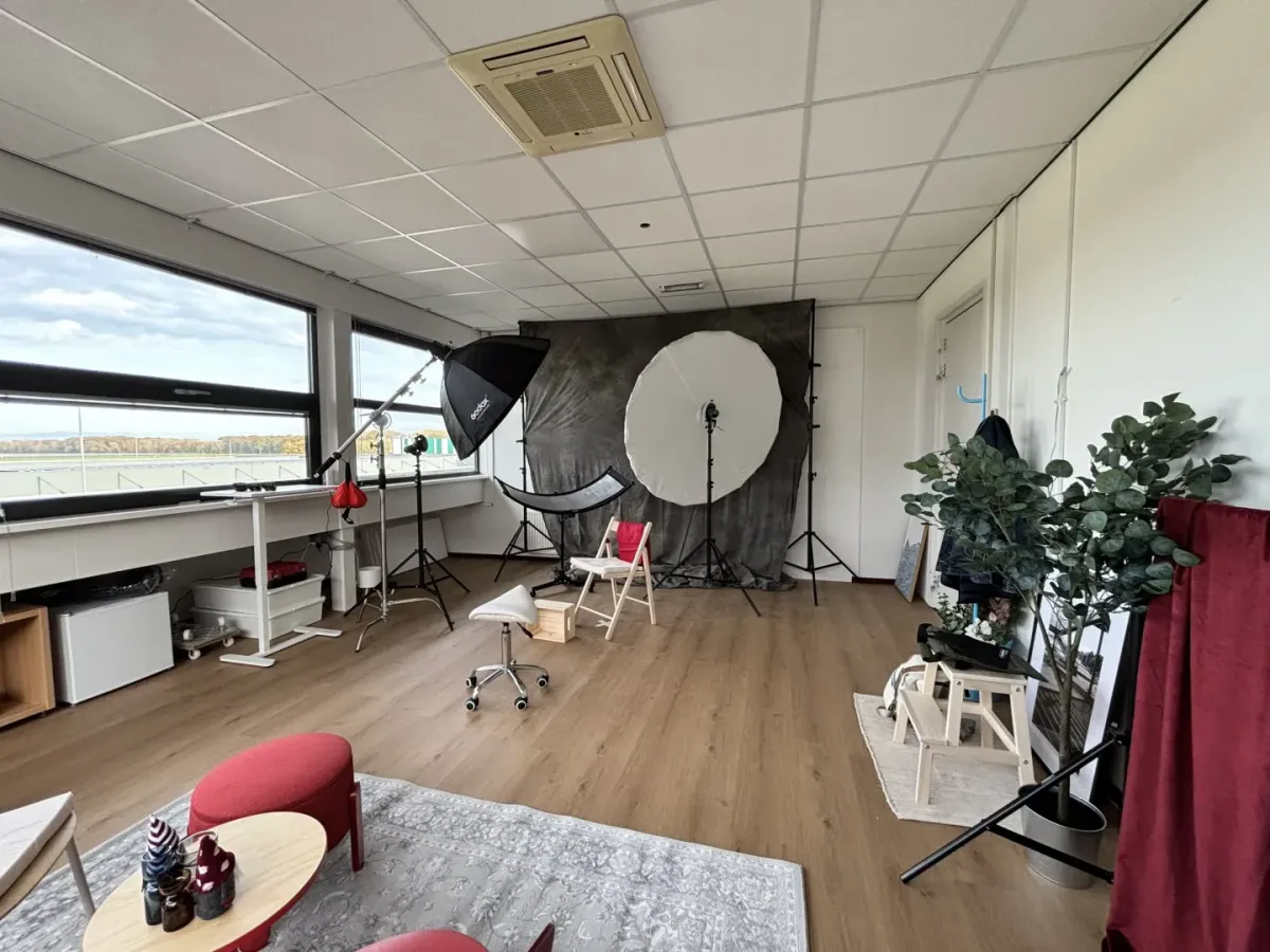 Eigen fotostudioruimte van Michiel Heijmans met achtergrond, verlichting en grote ramen