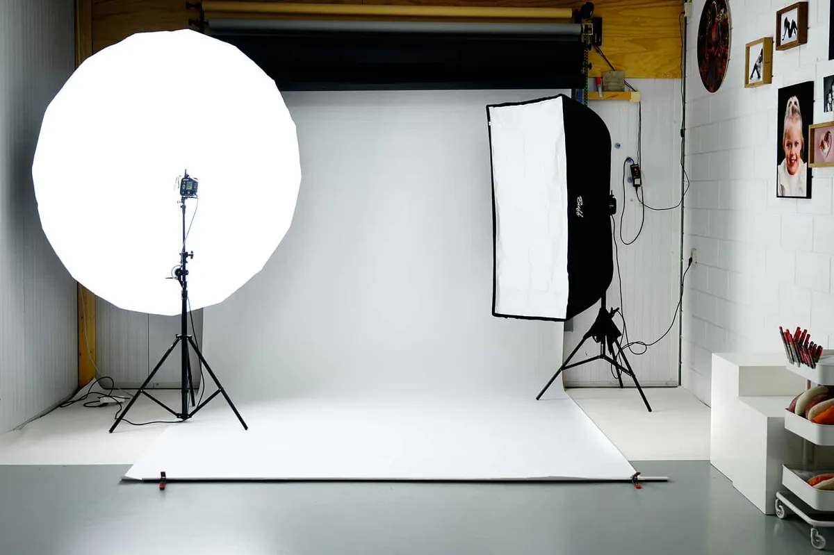 Fotostudio van Miranda Wolf in Dedemsvaart met witte achtergrond en twee studiolampen