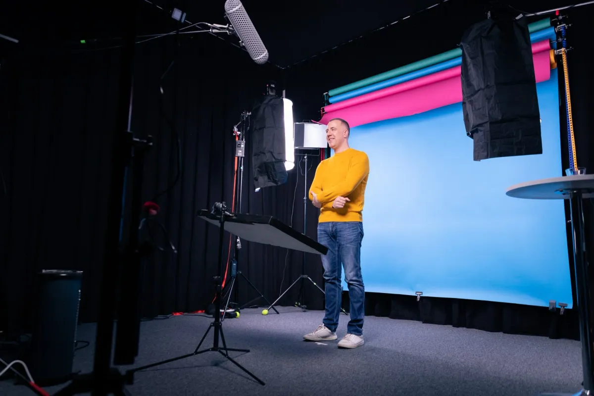 Staand onderwerp voor een gekleurde achtergrond met licht en opnameapparatuur
