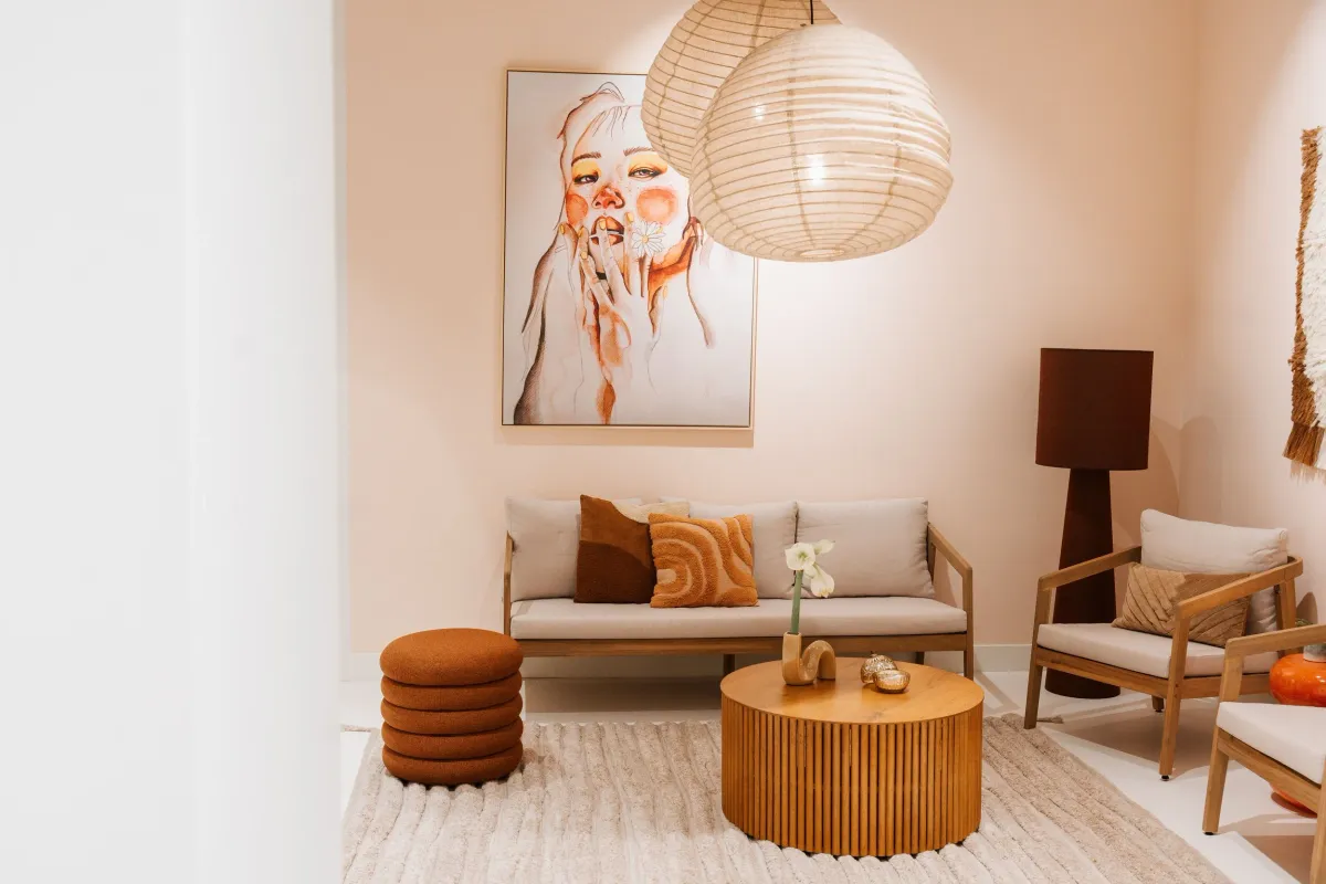 Loungehoek van Salon B Studio met bank, houten stoelen, ronde tafel en hanglampen