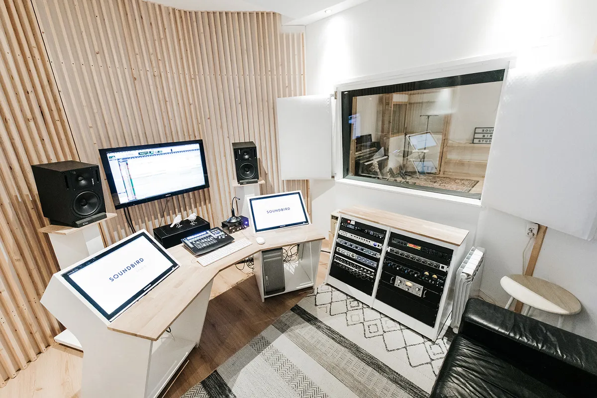 Controlroom van Soundbird met opnamewerkplek en zicht op de live room