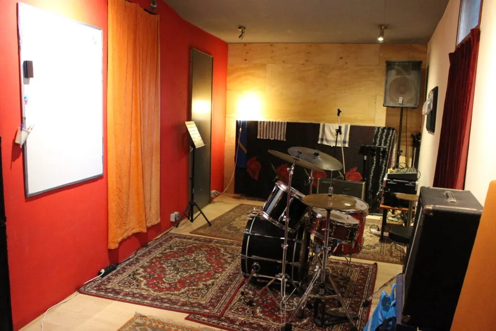 Oefenruimte van Studio Assie met drumstel en backline