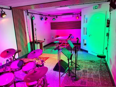 Oefenruimte van Studio BasZ met elektronisch drumstel en standaards, eigen publicatie