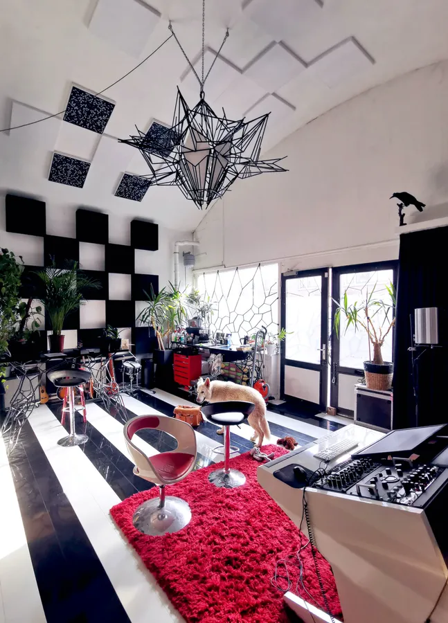 Eigen Studio Charlatan-interieur met audiowerkplek en akoestische panelen