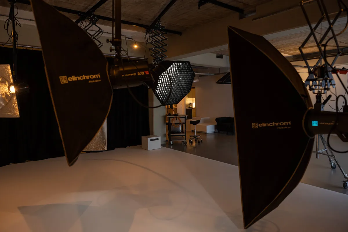 Opnameruimte van Studio Facet met infinitywand, softboxen en plafondrails met pantografen