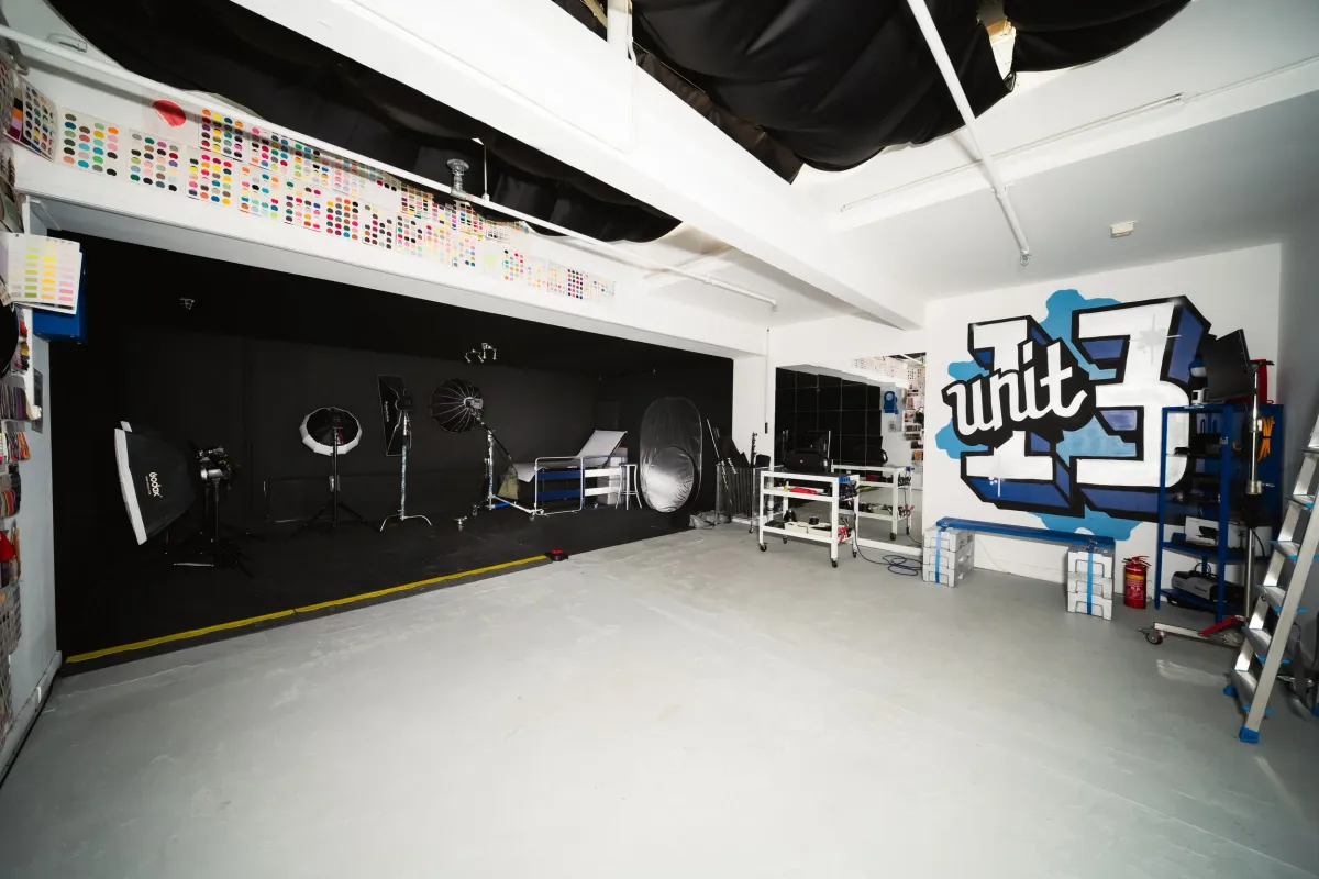 Studio met lampen, achtergronden en ruimte voor een kleine crew