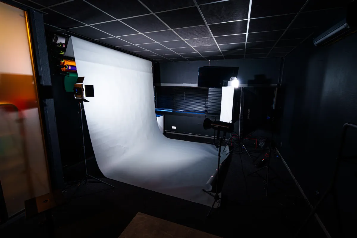 Uprising-fotostudio met witte achtergrondrol en verlichting