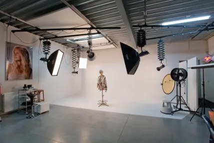Werkvloer van Westerink Fotografie met witte rondwand en verlichting aan het plafond