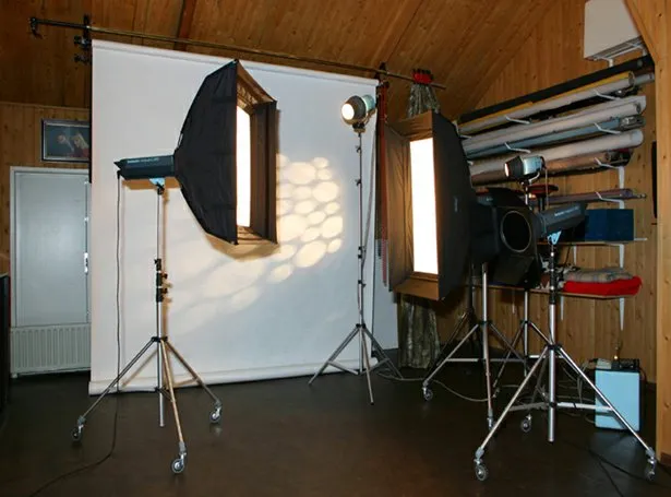 Fotostudio DEMA met studioverlichting en achtergrondrollen