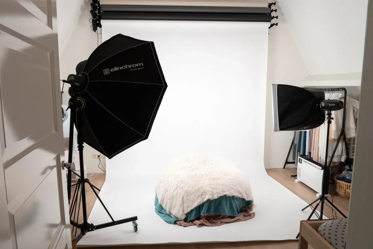 Thuisfotostudio van KW Fotostudio in Tilburg met witte achtergrond en studiolampen