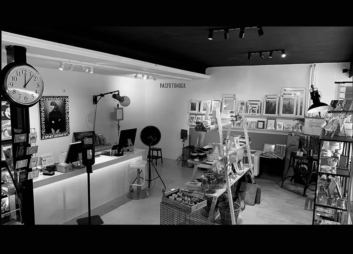 Pasfotohoek en studio-interieur van Studioposes in Tilburg
