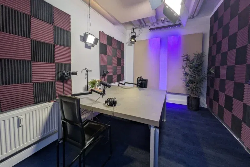Podcaststudio van Portretmakers met microfoons, lampen en akoestische wandpanelen