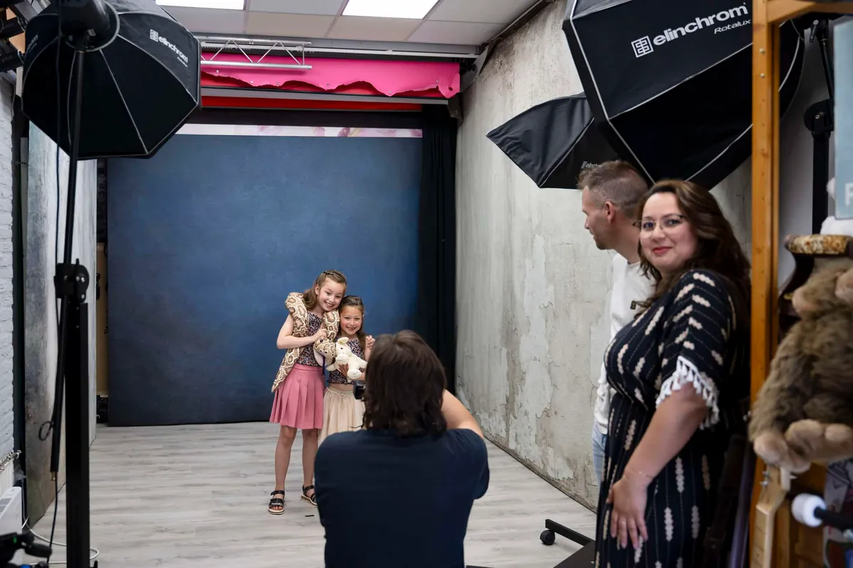 Fotostudio AM tijdens een fotoshoot, met achtergrond en studiolampen