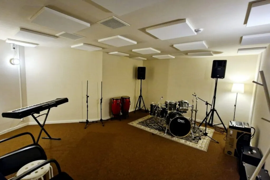 Eigen ZOJazz Studio 23 met vrije vloer, drumkit, keyboard, speakers en akoestische plafondpanelen